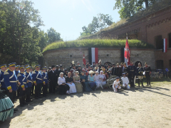 Gruppenfoto der Historischen Darsteller zum Beginn des Historischen Festes 2023 im Fort Hahneberg