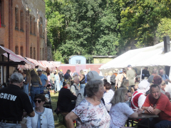 Besucher an den Markt und Essenständen auf dem Kehlwaffenplatz während des Historischen Festes 2023