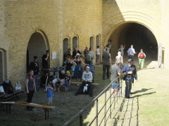Besucher beim Bogenschießen im linken Hof während des Historischen Festes 2023
