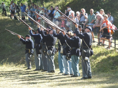 Historische Darsteller amerikanischer Infanterie beim Gewehrexerzieren im linken Hof des Fort Hahneberg, Historisches Fest 2023
